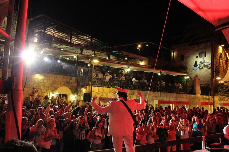 Samer Maroon at Byblos en Blanc et en Rose